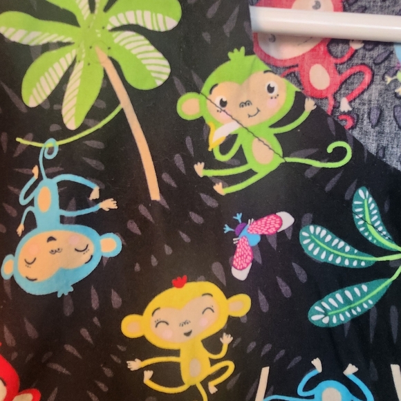 Zoe + Chloe Multicolor Monkey Scrub Top Medium (5302) - Picture 2 of 5